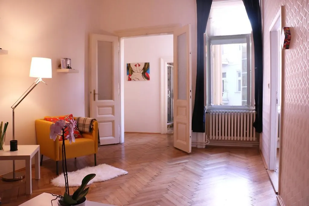 הקונטקטים של Charming Apt W Balcony Old Town